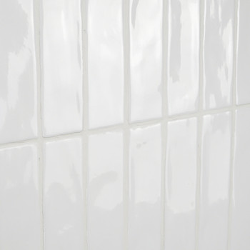 Glänzend weiße rechteckige Fliesen reflektieren das Licht und vermitteln bei der gefliesten Wandgestaltung einen Eindruck von Sa