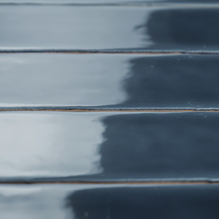 Glänzende, rechteckige, dunkelblaue Fliesen liegen in parallelen Reihen und reflektieren das Licht subtil. Sie sorgen für einen  Glänzende, rechteckige, dunkelblaue Fliesen liegen in parallelen Reihen und reflektieren das Licht subtil. Sie sorgen für einen