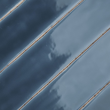 Les carreaux de céramique sont positionnés en diagonale, affichant une surface brillante et réfléchissante dans un dégradé de to