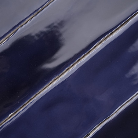 Los azulejos azul marino ondulados y brillantes alineados en diagonal crean una superficie lisa y reflectante con sutiles variac Los azulejos azul marino ondulados y brillantes alineados en diagonal crean una superficie lisa y reflectante con sutiles variac