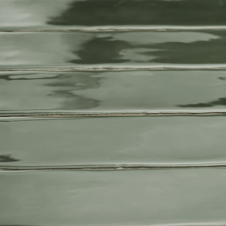 Glänzende, rechteckige grüne Fliesen sind horizontal ausgerichtet und reflektieren das Licht in einem subtilen Muster, wodurch e