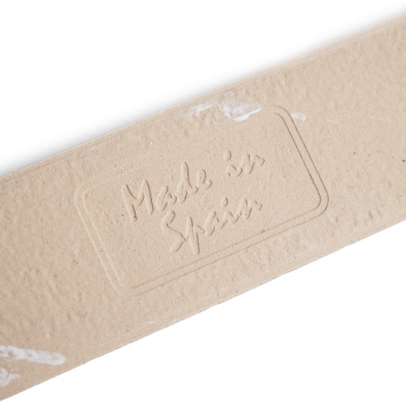 Eine beige Keramikfliese mit der Prägung „Made in Spain“ liegt schräg vor einem weißen Hintergrund und zeigt strukturierte Kante Eine beige Keramikfliese mit der Prägung „Made in Spain“ liegt schräg vor einem weißen Hintergrund und zeigt strukturierte Kante
