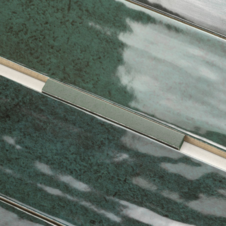 Grüne und blaugrüne Keramikfliese mit glänzender Oberfläche, mit länglichen rechteckigen Abschnitten und subtilen Texturvariatio