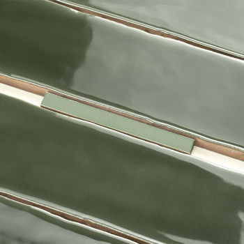 Glänzende, längliche grüne Keramikfliesen liegen gestapelt mit leichter Überlappung und zeigen glatte Oberflächen und saubere Ka