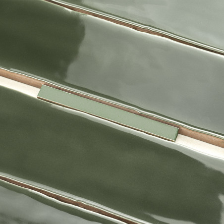 Glänzende, längliche grüne Keramikfliesen liegen gestapelt mit leichter Überlappung und zeigen glatte Oberflächen und saubere Ka