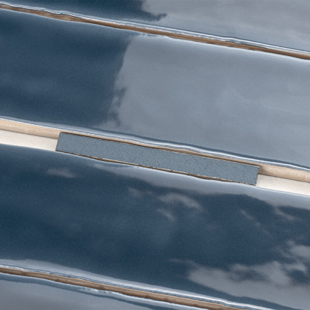 Glänzende, dunkelblaue Keramikfliesen mit abgeschrägten Kanten sind sauber ausgerichtet. Fugenlinien trennen die Fliesen, reflek Glänzende, dunkelblaue Keramikfliesen mit abgeschrägten Kanten sind sauber ausgerichtet. Fugenlinien trennen die Fliesen, reflek