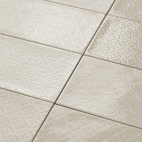 Keramikfliesen zeichnen sich durch verschiedene geprägte geometrische Muster aus, die flach liegen und nahtlos ineinandergreifen