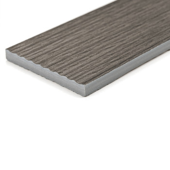 Eine rechteckige Fliese mit Holzmaserung liegt flach auf einer weißen Oberfläche und unterstreicht ihr elegantes, modernes Desig