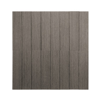 Un azulejo gris texturizado rectangular, que simula un patrón de vetas de madera, se encuentra plano sobre un fondo blanco liso.