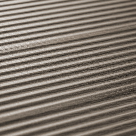 Eine strukturierte Fliese mit parallelen, schmalen, erhabenen Rippen, die diagonal verlaufen und ein Streifenmuster in einer neu