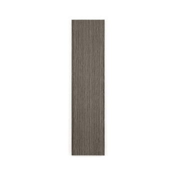 Un azulejo gris texturizado rectangular, que simula un patrón de vetas de madera, se encuentra plano sobre un fondo blanco liso.