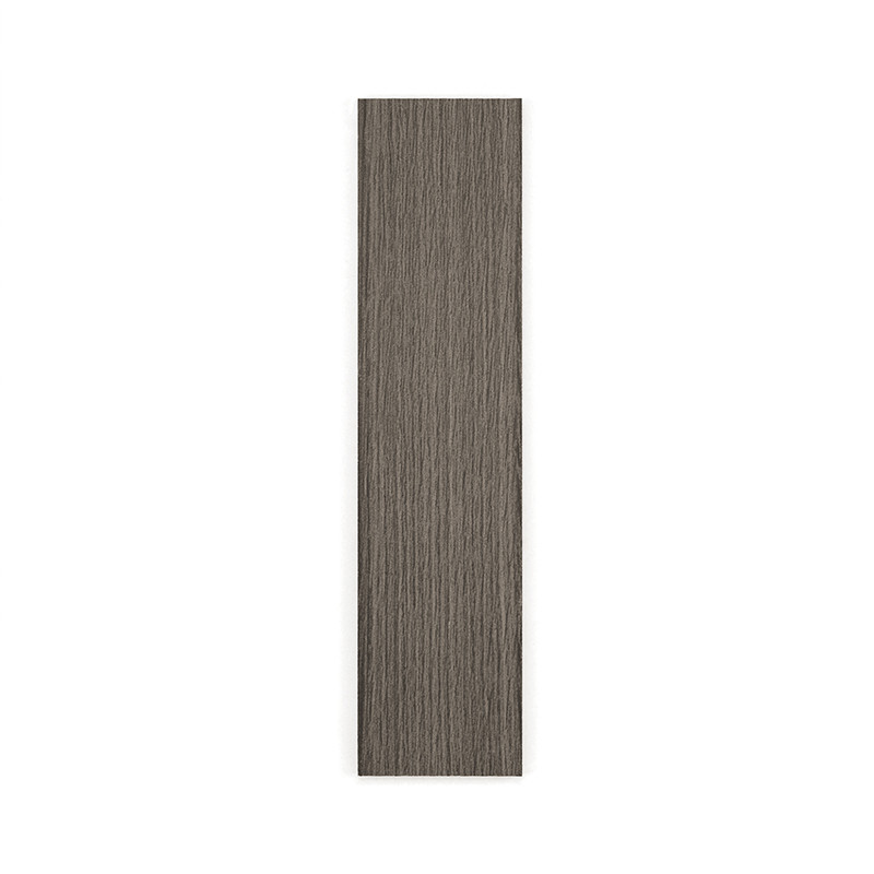 Eine rechteckige, strukturierte graue Fliese, die ein Holzmaserungsmuster simuliert, liegt flach auf einem schlichten weißen Hin