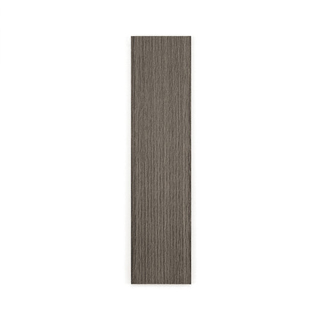Eine rechteckige, strukturierte graue Fliese, die ein Holzmaserungsmuster simuliert, liegt flach auf einem schlichten weißen Hin