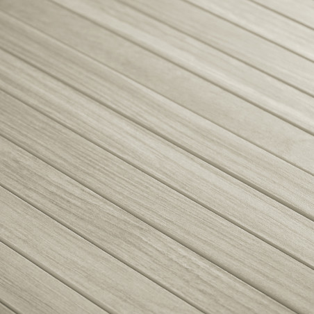 Carreaux beiges disposés avec une texture semblable à du bois s'étendant horizontalement, créant un motif homogène. le décor app
