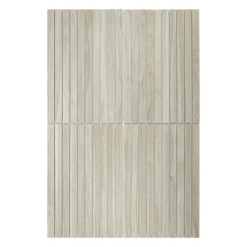 Azulejo rectangular de color beige claro, caracterizado por lamas estrechas verticales. El azulejo imita una textura de madera, 
