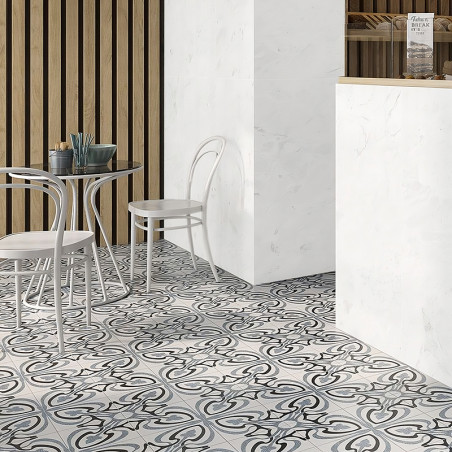 Une scène de café présente un sol carrelé à motifs avec des motifs tourbillonnants en noir et blanc. Des chaises blanches et une