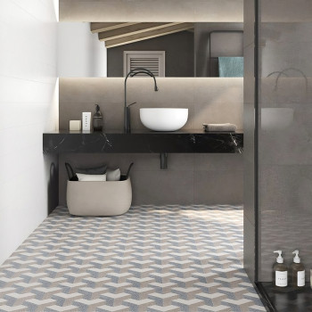 Sechseckige Fliesen bilden ein geometrisches Muster auf dem Badezimmerboden und bilden einen Kontrast zum eleganten, modernen De