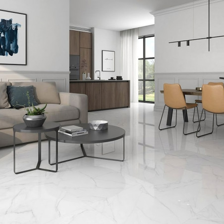 Een glanzende, witmarmeren tegelvloer reflecteert het licht in een moderne woon- en eetkamer, met een bank, ronde tafels en most