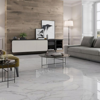 Glänzend weiße Marmorfliesen bedecken den Boden und reflektieren das Licht in einem modernen Wohnzimmer mit grauem Sofa und Holz