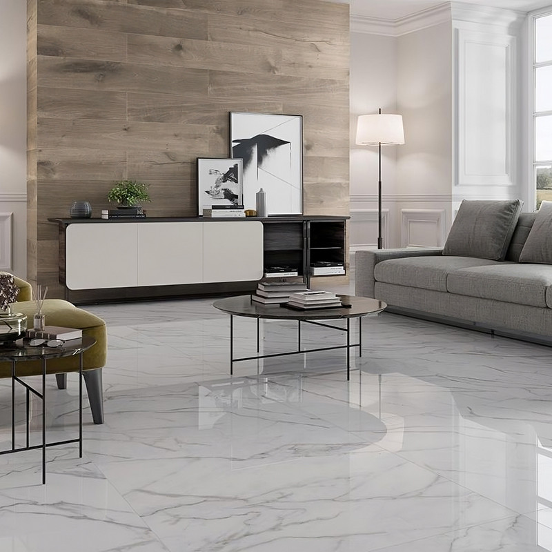 Des carreaux de marbre blanc brillant recouvrent le sol, reflétant la lumière dans un salon moderne doté d'un canapé gris et d'a