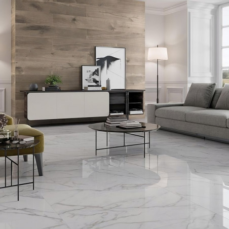 Glanzende witte marmeren tegels bedekken de vloer en reflecteren het licht in een moderne woonkamer met een grijze bank en houte