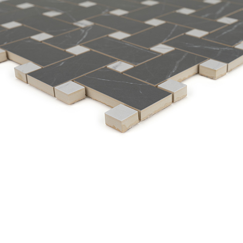 El azulejo presenta un patrón geométrico con rectángulos de color gris oscuro intersecados por pequeños cuadrados blancos, dispu
