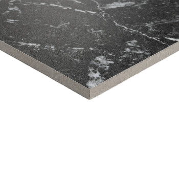 Un azulejo cuadrado muestra una superficie de color gris oscuro con vetas blancas, que se asemeja al mármol. Se apoya sobre un f