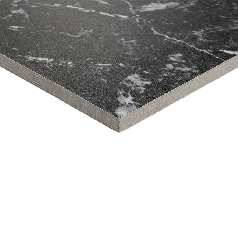 Un azulejo cuadrado muestra una superficie de color gris oscuro con vetas blancas, que se asemeja al mármol. Se apoya sobre un f