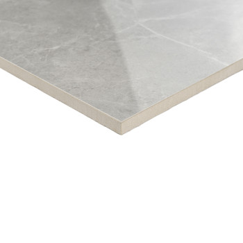 Un carreau de céramique gris lisse, reposant, avec de subtiles veines semblables à celles du marbre. Il est positionné sur un fo