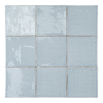Eine quadratische Keramikfliese in glänzendem Hellblau reflektiert das Licht und erzeugt subtile Muster. Glatt und gleichmäßig r