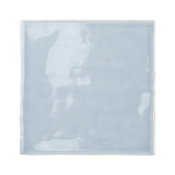 Eine quadratische Keramikfliese in glänzendem Hellblau reflektiert das Licht und erzeugt subtile Muster. Glatt und gleichmäßig r