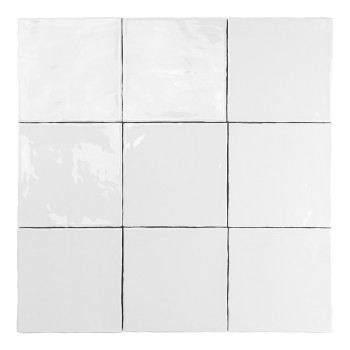 Eine glänzende, quadratische Keramikfliese liegt flach und reflektiert Licht. Es hat eine glatte, weiße Oberfläche mit leicht un