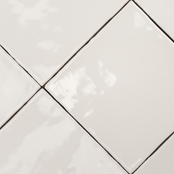 Glanzend witte vierkante tegels zijn in een diagonaal patroon gerangschikt, waardoor een glad, reflecterend oppervlak ontstaat m