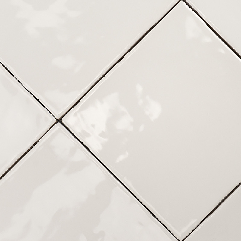 Glanzend witte vierkante tegels zijn in een diagonaal patroon gerangschikt, waardoor een glad, reflecterend oppervlak ontstaat m