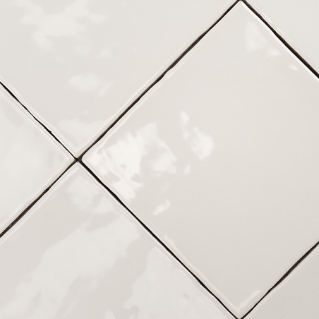 Glänzend weiße, quadratische Fliesen sind in einem diagonalen Muster angeordnet, wodurch eine glatte, reflektierende Oberfläche  Glänzend weiße, quadratische Fliesen sind in einem diagonalen Muster angeordnet, wodurch eine glatte, reflektierende Oberfläche