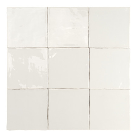 Negen glanzende, witte keramische tegels zijn gerangschikt in een raster van drie bij drie en reflecteren het licht in een binne