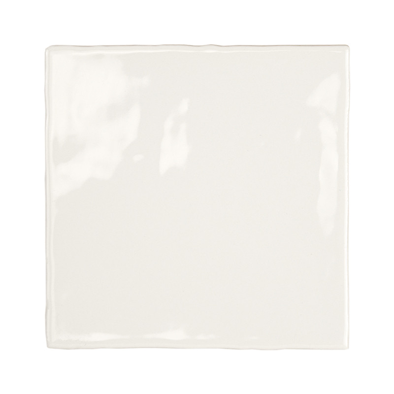 Een glanzende, gebroken witte keramische tegel zit gecentreerd, reflecteert licht en heeft strakke randen. Het rust op een effen