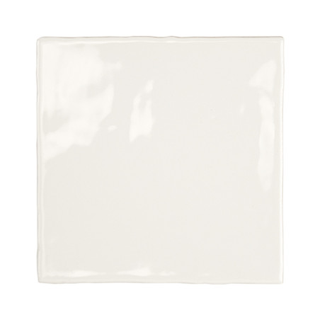 Een glanzende, gebroken witte keramische tegel zit gecentreerd, reflecteert licht en heeft strakke randen. Het rust op een effen