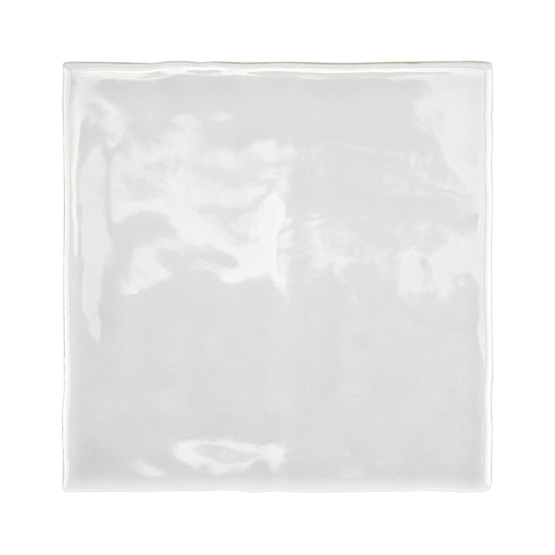 Een gladde, glanzende, witte keramische tegel ligt plat en reflecteert het licht subtiel, omgeven door een uniforme witte achter