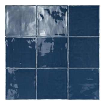 Eine glänzende, dunkelblaue Keramikfliese reflektiert Licht und zeigt Schattierungen und Streifen auf ihrer glatten Oberfläche v