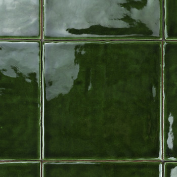 Ladrilhos cerâmicos verdes brilhantes refletem a luz, dispostos em um padrão de grade, criando uma superfície lisa e brilhante c
