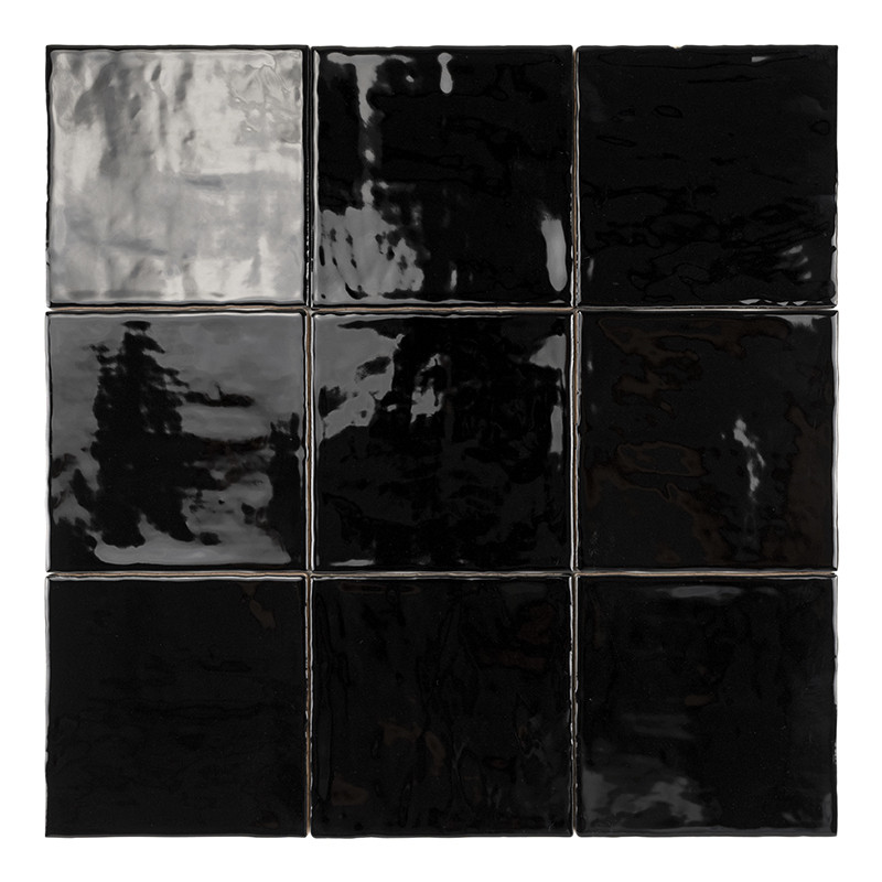 Eine glänzende schwarze quadratische Fliese mit leicht gewellter Oberfläche, die Licht reflektiert, vor einem schlichten, neutra