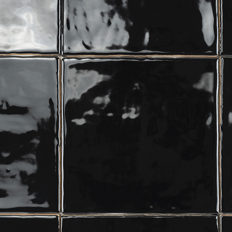 Les carreaux de céramique noirs brillants aux surfaces réfléchissantes présentent des reflets subtils, créant une apparence élég