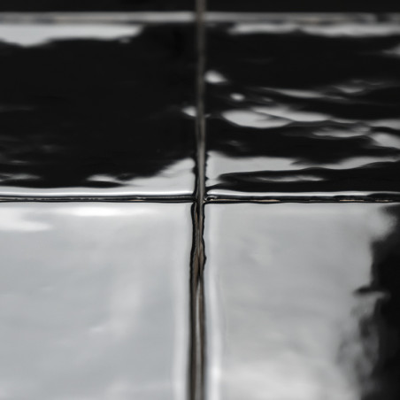 Les carreaux noirs brillants se connectent en douceur, réfléchissant la lumière en ondulations, créant une apparence élégante et