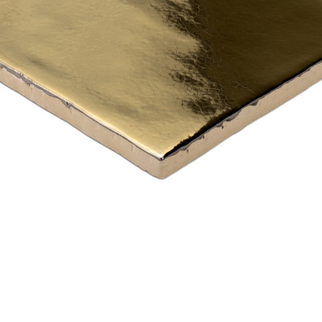 Um azulejo dourado e brilhante com uma superfície levemente texturizada repousa sobre um fundo branco, refletindo a luz com um b Um azulejo dourado e brilhante com uma superfície levemente texturizada repousa sobre um fundo branco, refletindo a luz com um b