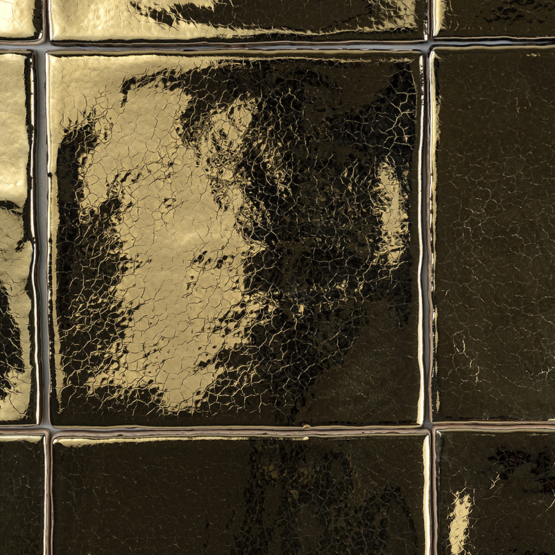 Les carreaux sombres et brillants reflètent la lumière. leur texture craquelée crée un effet vieilli et artistique. Les carreaux