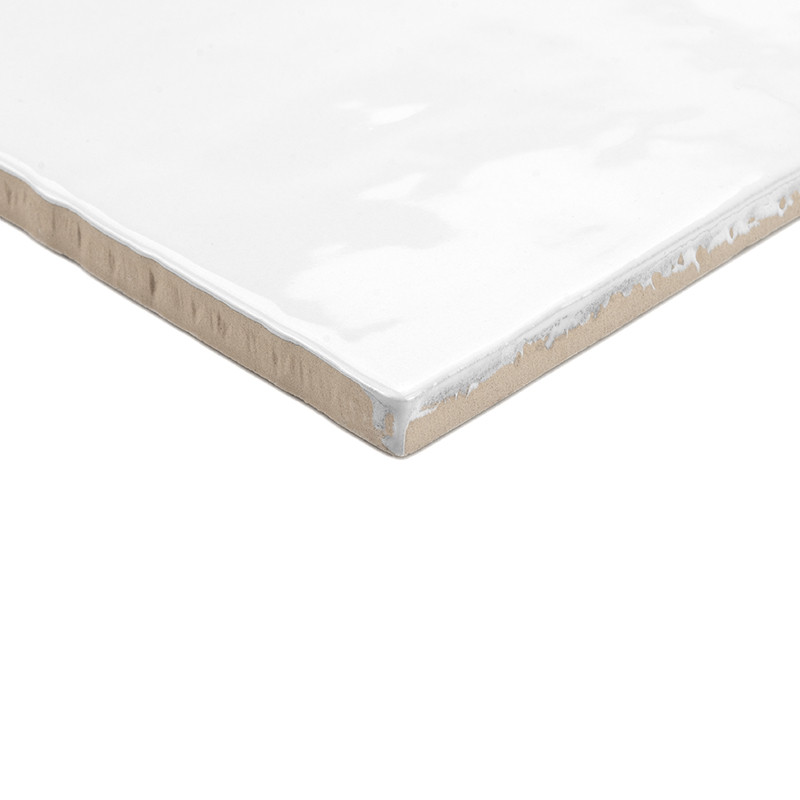 Un carreau carré à la surface blanche brillante repose sur un fond uni, mettant en valeur son vernis lisse et ses bords beiges n