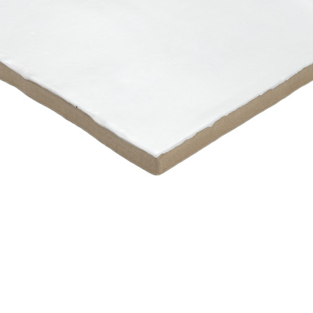 Eine weiße, quadratische Keramikfliese mit glatten Kanten ruht auf einem schlichten, hellbraunen Hintergrund und bringt ihr klar