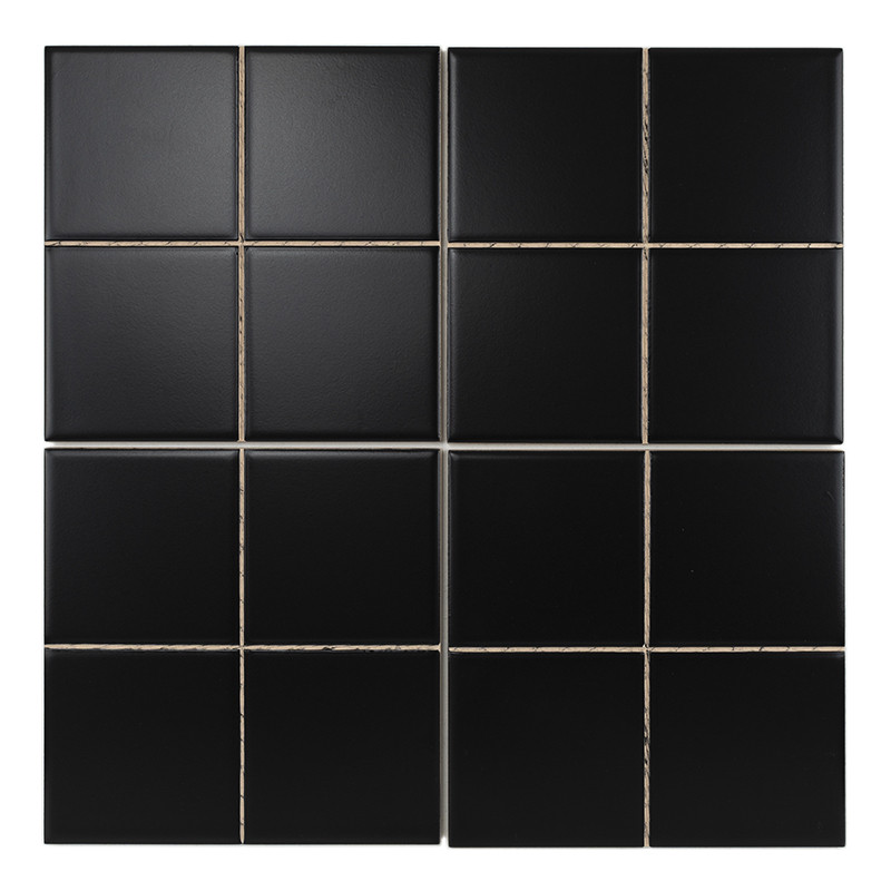Schwarze matte quadratische Fliesen (2×2) mit hellbeigen Fugen, leicht abgeschrägte Kanten und gleichmäßiger Beleuchtung.