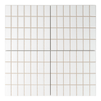 Los azulejos rectangulares blancos forman un patrón de cuadrícula, cada uno separado por finas líneas de lechada de color beige,